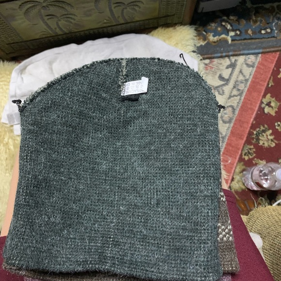 NWT  Burgundy & Gray Pattern Beanie - Picture 3 of 5